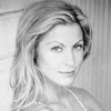 Heather Wahlquist as Aunt Kelly