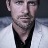 Linus Wahlgren as Fredrik