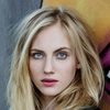 Elisa Schlott as Julia
