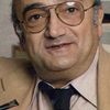 Henri Verneuil as La voix de l'annonceur radio