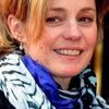 Anne Jacquemin as la vendeuse de foulards