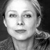 Maria Mamona as Karolina