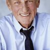 Lance LeGault as Lieutenant Barnes