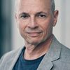 Kerry Shale as Kapuściński (voice)