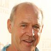 Geoffrey Lewis as Frank Avery
