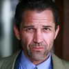 Michael Showers as Polizist
