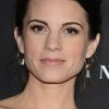 Leah Cairns as Leslie