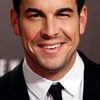 Mario Casas as Félix