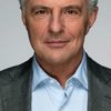 Huub Stapel as Hoofdofficier van Justitie