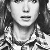Bulle Ogier as Nelly