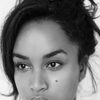 Kim Syster as Leslie Kim