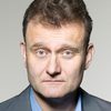 Hugh Dennis as Immigration Officer