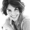 Paula Miranda as Mia Hill