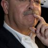 Andrés Bustamante as Varios (voice)