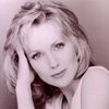 Mary D'Arcy as Cindy
