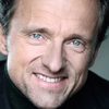 Stéphane Roux as TV Narrator (voice)
