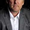 Andre Odendaal as Floris