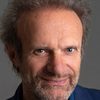 Bernard Crombey as Le toubib / The doctor (as Bernard Crommbey)
