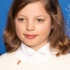 Clara Möller as Flo