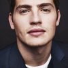 Gregg Sulkin as Derek Lowe