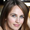 Sarah Thompson as Zoe