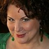 Larisa Kalpokaite as Julia