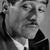 Tiberio Murgia as uomo in areoporto
