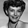 Kaaren Verne as Leni (as Karen Verne)