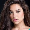 Laura Contreras as La Poeta