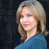 Lini Evans as Beth Hutton