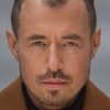 Peter Christoffersen as Politiassistent i hus (voice)