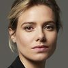 Sallie Harmsen as Nienke Holl
