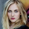 Elisa Schlott as Julia