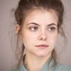 Juli Jakab as Ella