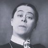 Emmy Wyda as Dünne Nachbarin [Thin Neighbor]