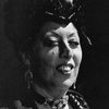 Barbara Herrera as donna con il cane