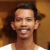 Pandu Winoto as Seafood Waiter
