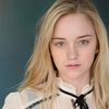 Bailey Gavulic as Taylor