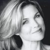 Camilla More as Lesli