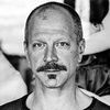 Simon Hatzl as Toni
