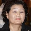 Lee Geum-ju as Housewife
