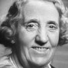 Julia Cæsar as Maja, dresser