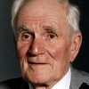 Desmond Llewelyn as Wounded Fugitive (uncredited)