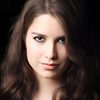 Akilina Sokolova as Girl on platform