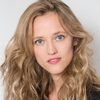 Lélia Nevert as Une policière
