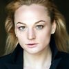 Lena Baader as Leen