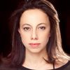 Keren Tzur as Elizabeth