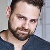 Luis Fernandes as Lloyd