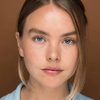 Olivia Larsen as Zoe