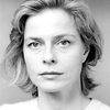 Corinna Kirchhoff as Elfriede - la mère de Jo